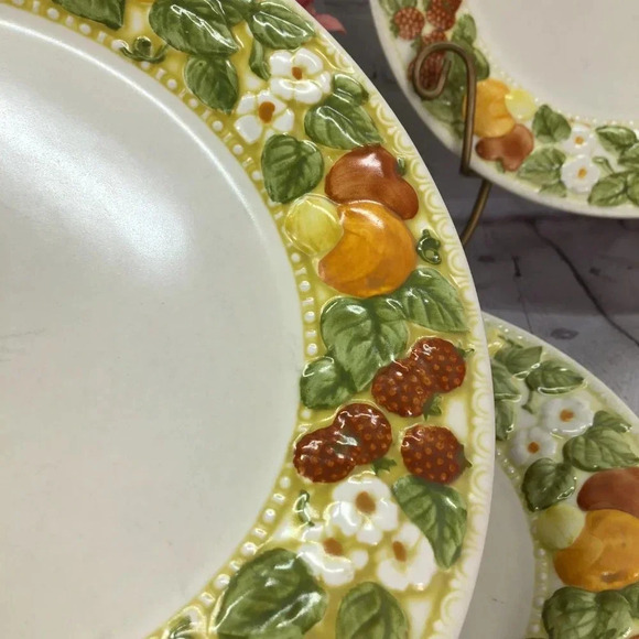 vintage Della Robbia by Metlox - Poppytrail - Vernon dinner plates set of two - Picture 5 of 6